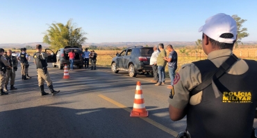 Abordados próximo à Lagoa Formosa, ocupantes de caminhonetes HILUX são detidos com várias pistolas Abordados próximo à Lagoa Formosa, ocupantes de caminhonetes HILUX são detidos com várias pistolas
