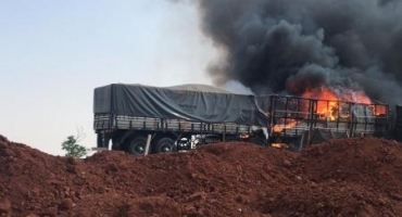 Carreta pega fogo na BR-365 e motorista de Patos de Minas morre carbonizado Carreta pega fogo na BR-365 e motorista de Patos de Minas morre carbonizado