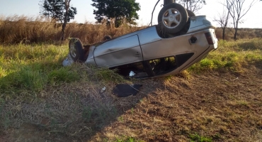 Inabilitado e com sintomas de embriaguez motorista perde controle direcional e capota veículo Inabilitado e com sintomas de embriaguez motorista perde controle direcional e capota veículo