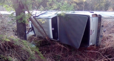 Virou rotina: Motorista dorme ao volante e capota veículo na MGC-410 Virou rotina: Motorista dorme ao volante e capota veículo na MGC-410