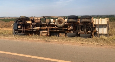 Caminhoneiro tenta desviar de carreta com defeito mecânico na BR-146 e tomba veículo Caminhoneiro tenta desviar de carreta com defeito mecânico na BR-146 e tomba veículo