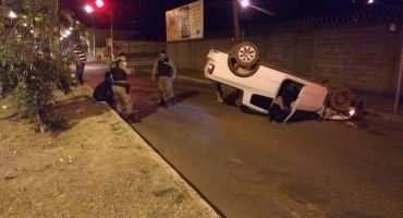 Motorista capota veículo na Avenida Tancredo Neves em Carmo do Paranaíba Motorista capota veículo na Avenida Tancredo Neves em Carmo do Paranaíba