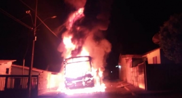 Incêndio criminoso destrói ônibus em São Gotardo Incêndio criminoso destrói ônibus em São Gotardo
