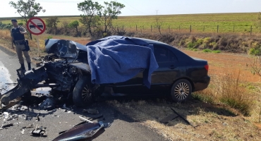 Acidente na BR-365 mata duas pessoas e deixa uma ferida Acidente na BR-365 mata duas pessoas e deixa uma ferida