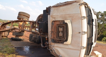 Motorista de semi-reboque fica ferido em acidente na BR-354 próximo a Pamonharia da Roça