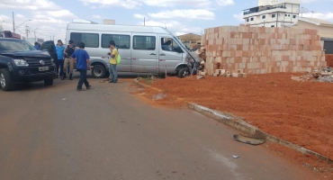 Polícia Militar registra acidente entre caminhonete e micro-ônibus na cidade de Lagoa Formosa Polícia Militar registra acidente entre caminhonete e micro-ônibus na cidade de Lagoa Formosa