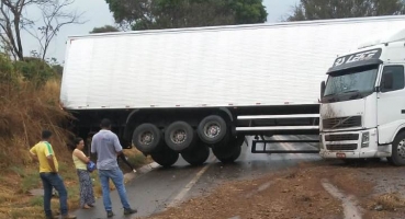 Motorista perde controle e fica com carreta atravessada na pista na BR-365 Motorista perde controle e fica com carreta atravessada na pista na BR-365
