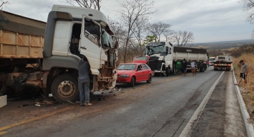Três carretas se envolvem em acidente na MGC-354 próximo à Presidente Olegário Três carretas se envolvem em acidente na MGC-354 próximo à Presidente Olegário