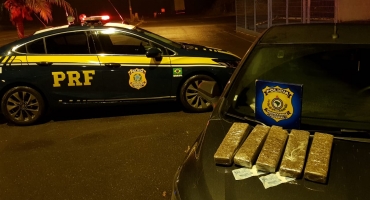 PRF de Patos de Minas apreende cinco quilos de maconha, após abordagem na BR-365 PRF de Patos de Minas apreende cinco quilos de maconha, após abordagem na BR-365