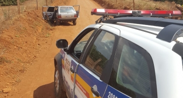 Veiculo furtado é recuperado pela Polícia Militar de Arapuá e Tiros e dois suspeitos são presos Veiculo furtado é recuperado pela Polícia Militar de Arapuá e Tiros e dois suspeitos são presos