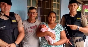 Policiais de São Gonçalo do Abaeté salvam a vida de bebê que estava engasgada Policiais de São Gonçalo do Abaeté salvam a vida de bebê que estava engasgada