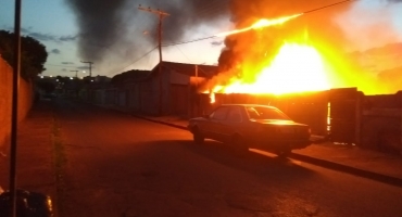 Incêndio destrói galpão em Carmo do Paranaíba e causa medo aos moradores do Bairro Parque do Taboão Incêndio destrói galpão em Carmo do Paranaíba e causa medo aos moradores do Bairro Parque do Taboão