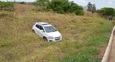 Motorista capota veículo após evitar batida frontal na BR-354 em Lagoa Formosa