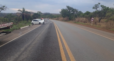 Motorista perde controle e bate carro em canaleta na BR-354 no município de Lagoa Formosa Motorista perde controle e bate carro em canaleta na BR-354 no município de Lagoa Formosa