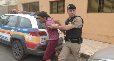 Polícia Militar prende homem suspeito de cometer roubo em fazenda no município de Patos de Minas Polícia Militar prende homem suspeito de cometer roubo em fazenda no município de Patos de Minas