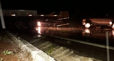 Acidente entre caminhão e carreta bitrem deixa uma vítima fatal na MG-410 em Presidente Olegário Acidente entre caminhão e carreta bitrem deixa uma vítima fatal na MG-410 em Presidente Olegário