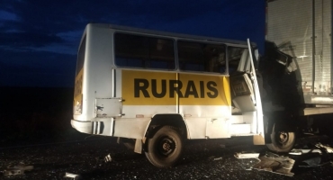 Colisão entre micro-ônibus e caminhão deixa uma vítima fatal na BR-365 em Patrocínio Colisão entre micro-ônibus e caminhão deixa uma vítima fatal na BR-365 em Patrocínio