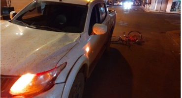 Ciclista fica ferido após atingir caminhonete no centro de Lagoa Formosa Ciclista fica ferido após atingir caminhonete no centro de Lagoa Formosa