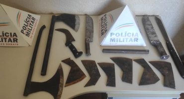 Polícia Militar de Carmo do Paranaíba apreende armas artesanais após homem agredir mulher e filha Polícia Militar de Carmo do Paranaíba apreende armas artesanais após homem agredir mulher e filha