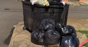 Moradores do Bairro JK em Carmo do Paranaíba reclamam do mau cheiro de contêiner de lixo Moradores do Bairro JK em Carmo do Paranaíba reclamam do mau cheiro de contêiner de lixo