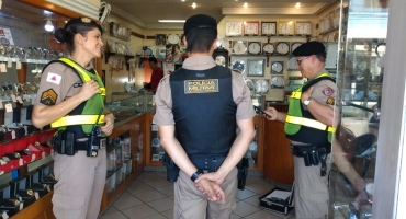 Bandidos armados assaltam relojoaria no Centro de Patos de Minas Bandidos armados assaltam relojoaria no Centro de Patos de Minas