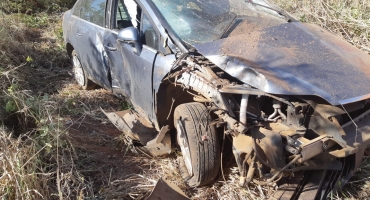 Quatro pessoas ficam feridas na BR-365 após motorista de automóvel atingir cegonheira Quatro pessoas ficam feridas na BR-365 após motorista de automóvel atingir cegonheira