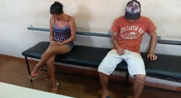 Casal e menor são levados para a delegacia após invadir chácara em Carmo do Paranaíba Casal e menor são levados para a delegacia após invadir chácara em Carmo do Paranaíba