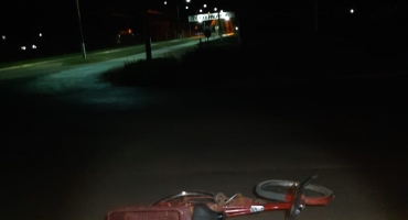 Ciclista trafegando na contramão fica gravemente ao ser atingido por carro na MG-235 Ciclista trafegando na contramão fica gravemente ao ser atingido por carro na MG-235