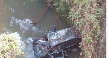 Motorista inabilitado e alcoolizado cai com veículo de ponte numa altura de 10 metros Motorista inabilitado e alcoolizado cai com veículo de ponte numa altura de 10 metros