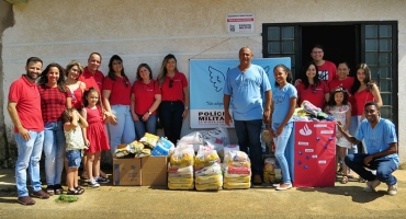 Associação Anjos da Guarda e Santander promovem manhã de doações em Guarda dos Ferreiros Associação Anjos da Guarda e Santander promovem manhã de doações em Guarda dos Ferreiros