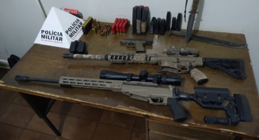 Homem é detido pela Polícia Militar com armamento pesado e javali abatido Homem é detido pela Polícia Militar com armamento pesado e javali abatido