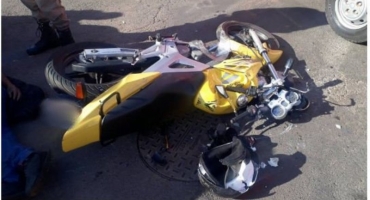 Motoqueiro inabilitado fica ferido ao atingir ônibus na cidade de Patos de Minas Motoqueiro inabilitado fica ferido ao atingir ônibus na cidade de Patos de Minas