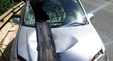 Veículo de taxista de Lagoa Formosa é atingido por banda de recapagem de pneu de bitrem Veículo de taxista de Lagoa Formosa é atingido por banda de recapagem de pneu de bitrem