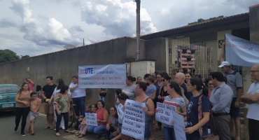 Pais, professores e estudantes protestam contra possível fechamento de escola em Presidente Olegário Pais, professores e estudantes protestam contra possível fechamento de escola em Presidente Olegário
