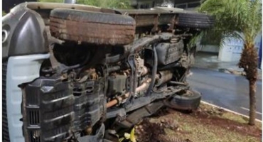 Motorista perde controle e tomba carro em avenida no centro de Patos de Minas Motorista perde controle e tomba carro em avenida no centro de Patos de Minas