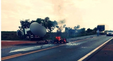Motociclista em moto de 1000 cilindradas bate em traseira de caminhão e morre na BR-365 Motociclista em moto de 1000 cilindradas bate em traseira de caminhão e morre na BR-365