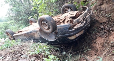 Automóvel capota na serra da Ponte do Ribeirão Salitre no município de Presidente Olegário