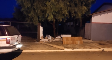 Inabilitado tenta ensinar namorada a dirigir e jovem colide carro contra muro de creche em Quintinos