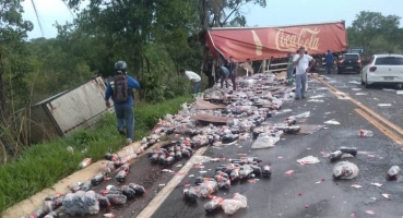 Acidente na MG-190 entre caminhão e carreta em Abadia dos Dourados mata duas pessoas