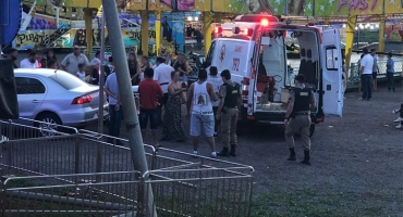 Veículos descontrolado invade parque de diversões em Patos de Minas