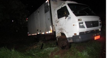 Motorista de caminhão perde controle direcional e sai da pista na BR-354 próximo a Lagoa Formosa
