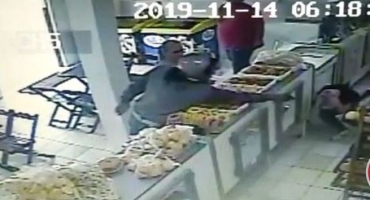 Imagens mostram homem invadindo padaria e atirando contra filha de ex por vingança
