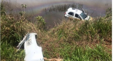 Pista molhada faz motorista perder controle direcional e cair em lago na BR-354