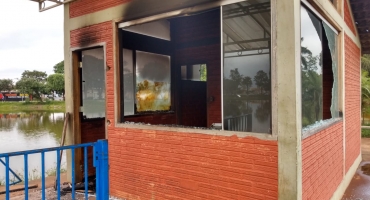 Polícia procura por adolescentes suspeitos de incendiar guarita de Cartão Postal de Patos de Minas