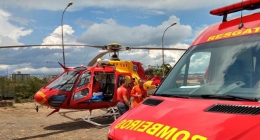 Helicóptero Arcanjo do Corpo de Bombeiros realiza transferência de paciente para Patos de Minas