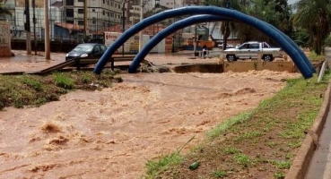 Temporal desta quarta-feira (20) alaga vários trechos de Patos de Minas e deixa estragos