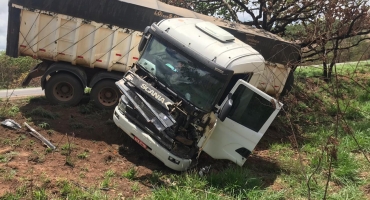 Motorista de carreta sofre acidente após atropelar e matar animal na MGC-354 em Presidente Olegário