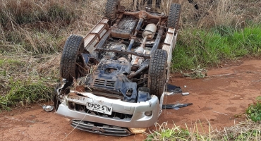 Motorista perde controle e capota caminhonete na MGC-354 em Presidente Olegário