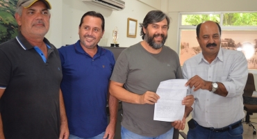 Prefeito de Carmo do Paranaíba visita prefeitura de Lagoa Formosa