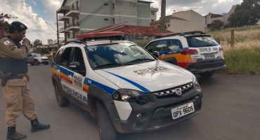 Polícia localiza carro que havia sido tomado de assalto de mulher grávida em Patos de Minas